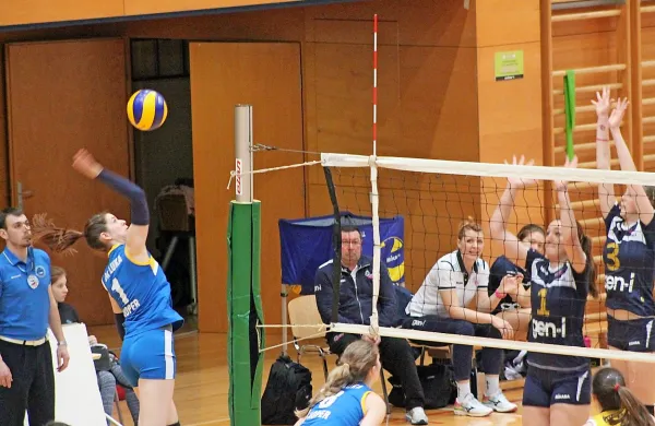 Na zadnjem medsebojnem merjenju moči koprska kapetanka Marina Barič ( levo) še ni bila v pravi formi, neustavljiva 
pa je bila Jovana Vukčević (Gen-I Volley, desno, 1).