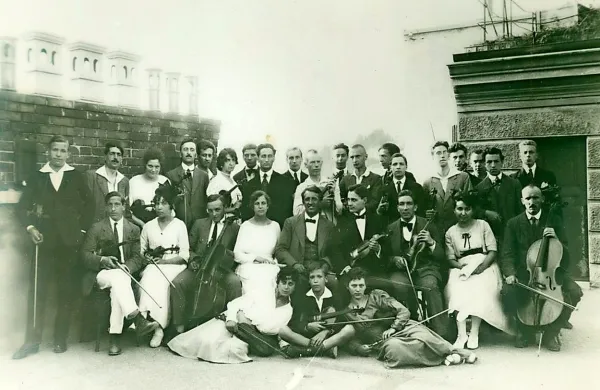 Orkester na terasi Narodnega doma; fotografijo hrani odsek 
za zgodovino in etnografijo Narodne in študijske knjižnice.