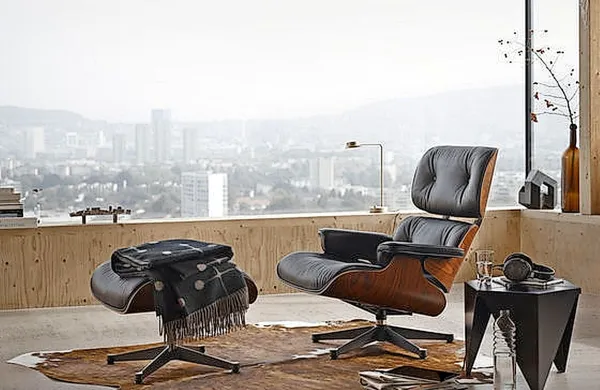 Fotelj Eames spada med oblikovalske izdelke, ki jih najbolj 
ponarejajo. Na spletu se repliko da dobiti za približno 500 
funtov, Vitra pa original prodaja za približno 5000 evrov.