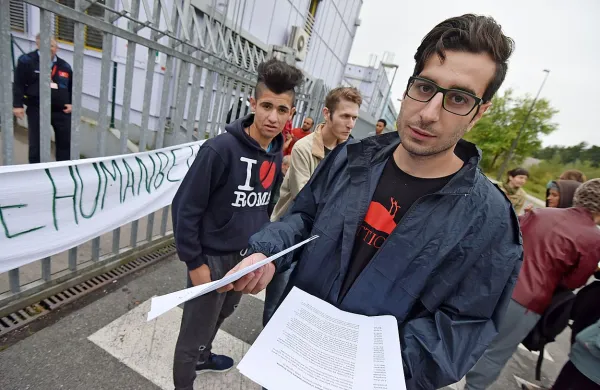 Migranti upajo, da bo Makedonija spet odprla mejo in 
sprostila balkansko migrantsko pot, ki se je zaprla prejšnji 
teden.