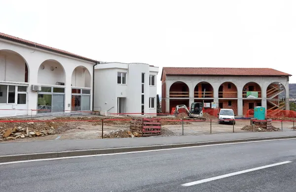 Kompleks na Morovi 35,  dobro viden s  ceste Jagodje-Belvedere, je še vedno brez  uporabnega dovoljenja. Sredinska 
stavba, ki jo prodajajo,  naj bi ga dobila po gradnji garaže;  
stavba na desni prav tako.    