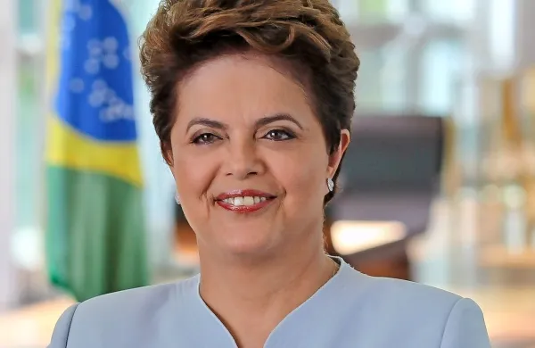 Protestniki zahtevajo odstop predsednice Dilme Rousseff 
oziroma pospešitev procesa njene odstavitve v državnem 
kongresu zaradi velikega korupcijskega škandala in hude 
recesije.