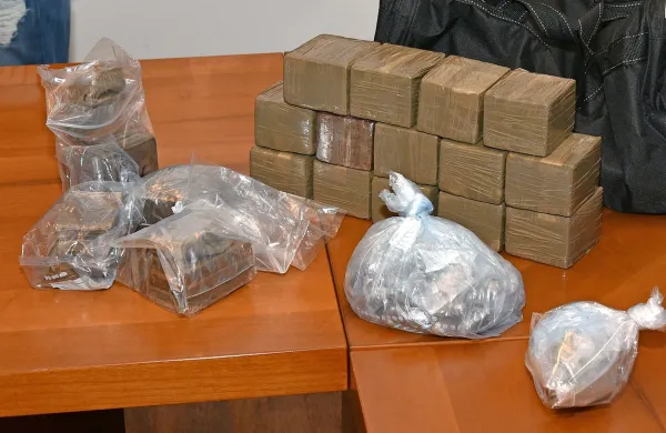 Tržaški policisti so članom združbe zasegli skoraj 30 kilogramov prepovedane droge. Vodja združbe naj bi jo hranil 
tudi v stanovanju na koprskem podeželju. 