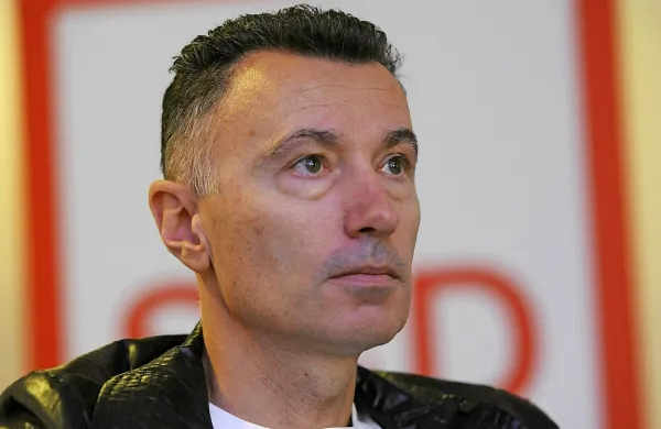 Nepovezani poslanec Bojan Dobovšek je komentiral očitke iz 
anonimnega pisma, da je kot profesor prejemal honorarje za 
predavanja, ki so jih dejansko izvajali asistenti in demonstratorji.