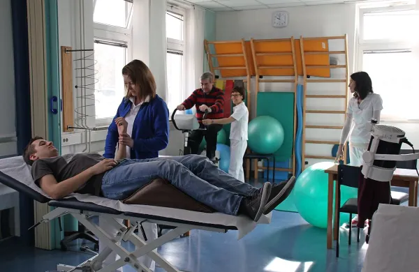 Zdajšnji prostori  fizioterapije pokajo po šivih. 