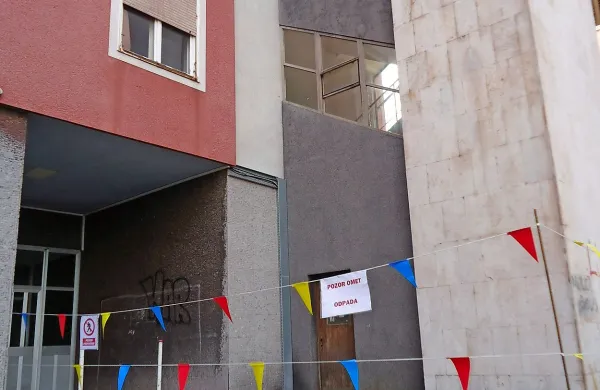 Okolico Tomosovega bloka so zavarovali s trakom, saj je s 
stavbe začel odpadati omet.