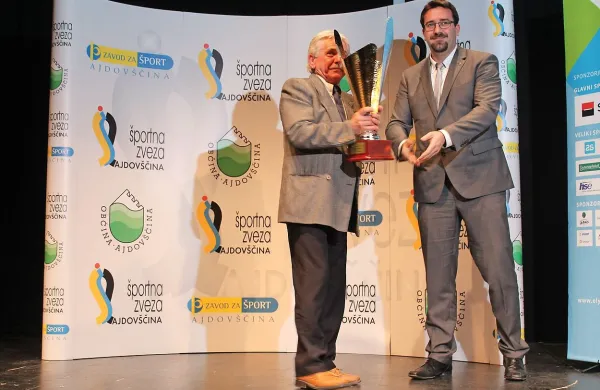 Priznanje za življenjsko delo je iz rok ajdovskega župana 
Tadeja Beočanina  za 45 let dela v nogometu prejel Danilo 
Jazbar (levo). 