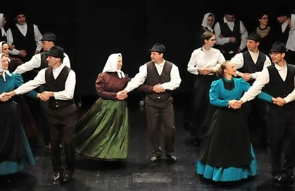 V nedeljo je na tolminskem odru zaplesala tudi Folklorna 
skupina Justin Kogoj Dolenja Trebuša.