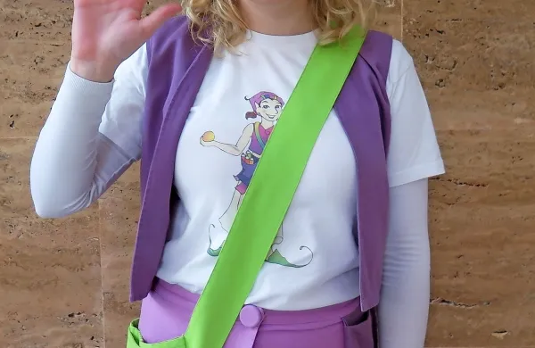 Urška Orel se v vlogi škratke Srečke odlično znajde.