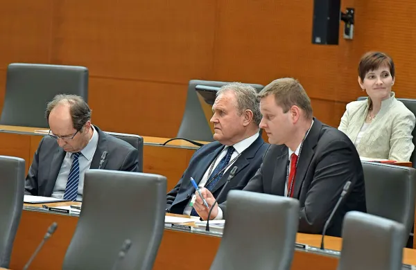 “Takšne razprave škodijo državi,” je minister za finance 
Dušan Mramor odgovoril poslanskim skupinam SDS, NSi in 
nepovezanim poslancem, ki so zahtevali sklic izredne seje DZ 
o upravljanju državnega premoženja. 