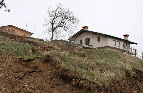 Plaz k sreči ne ogroža hiše nad njim. 