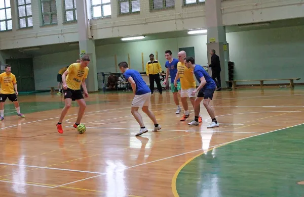 Nogometaši Soccerosa  (rumeni) so prvaki zimske lige v 
Dobravljah.
