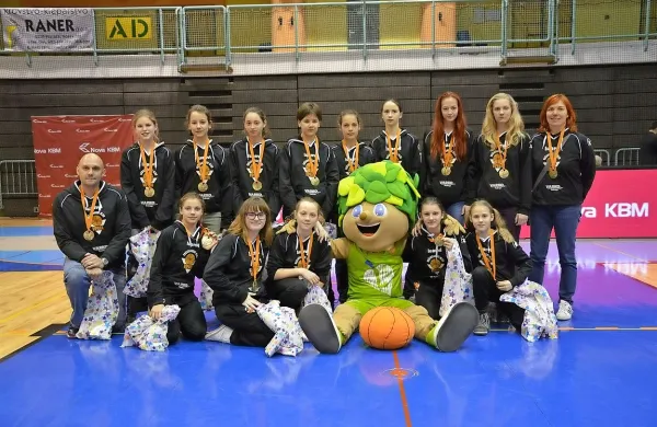 KK Vipava na zaključnem turnirju, stojijo od leve: Mia Tomažič, Maša Marc, Lara Likar, Laura Marc, 
Liza Perko, Žana Žorž, Maruša Kramli Marmolja, Ajda Božič in Andreja Likar Ivanov (predstavnica); 
klečijo: Ivan Ivanov (trener), Neža Stopar, Katjuša Kopačin, Anja Premrl Lipko, Natalija Petrič in Jana 
Likar Ivanov.