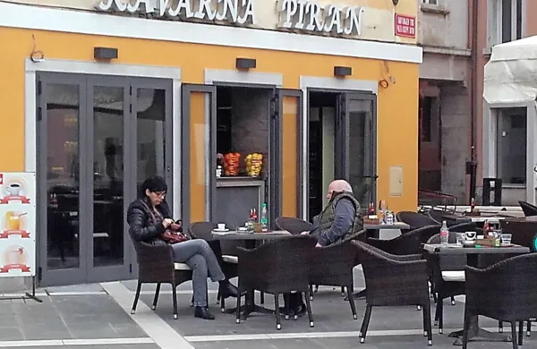 Nedovoljena prenova  kavarne na Tartinijevem trgu z  novimi 
vhodnimi vrati in z neprimernim fasadnim opleskom.

  

