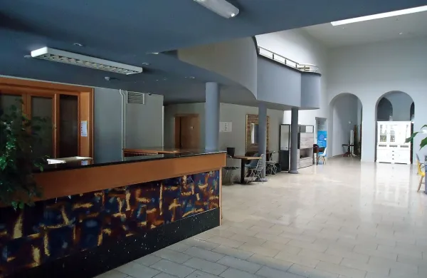 Recepcija v avli Hotela Koper te dni še sameva, medtem ko 
sobarice in čistilke skrbijo za generalno čiščenje pred prihodom prvih gostov.