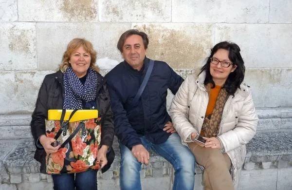 Pirančani Nevenka Kavčič, Dragan Klarica in Zora Mužinić 
(od leve) se sprašujejo, kako je mogoče, da so občina in 
pristojne institucije nemočne proti nedovoljenim posegom v 
javni prostor. 