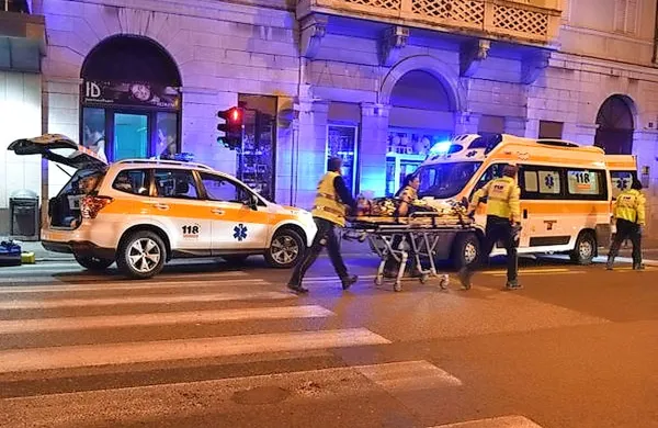 Moški naj bi prečkal ulico kljub rdeči luči na semaforju za 
pešce.