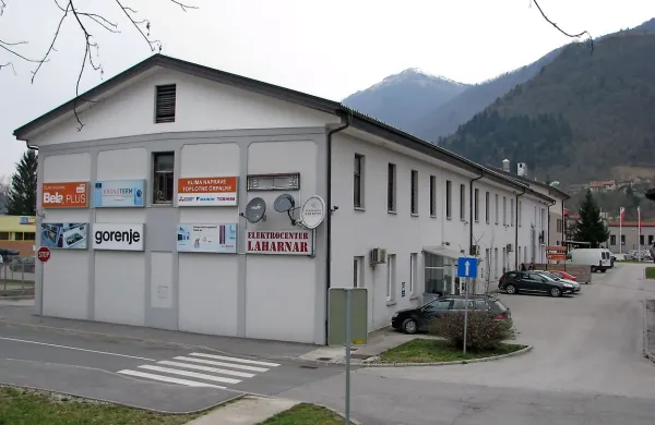 V zgornjih prostorih stavbe v obrtni coni Na Logu naj bi s 
proračunskim denarjem uredili prostore v pomoč podjetništvu.