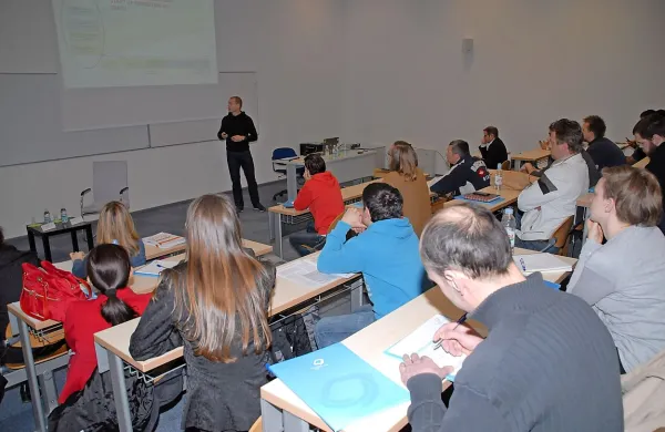 Na roadshow dogodkih  startupi  spoznajo, kje in kako priti do 
denarja, kje dobiti potrebna znanja, izkušnje ter povezave s 
partnerji in zasebnimi investitorji.