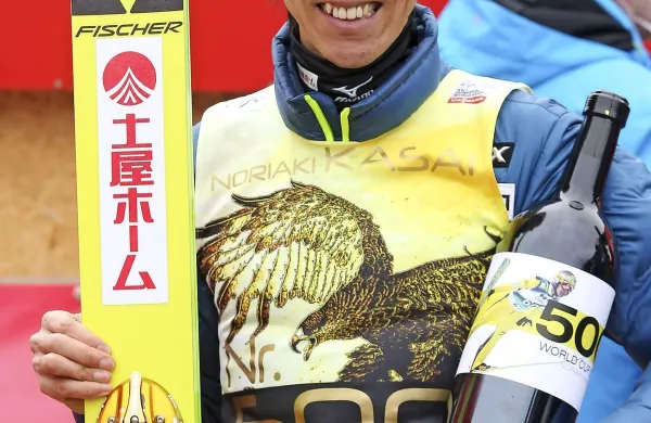 Noriaki Kasai s startno številko 500 in darilom planiških 
organizatorjev.