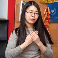  Jiang Linhong je med predavanjem prikazala tradicionalni  pozdrav, s katerim učitelj pozdravi učence.   