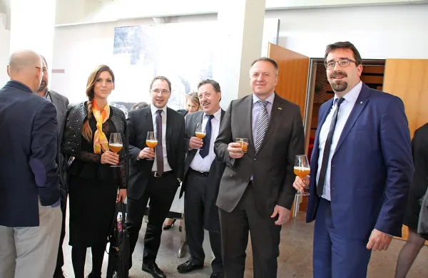 Ajdovski župan Tadej Beočanin je na tradicionalnem srečanju 
z domačimi gospodarstveniki gostil ministra za gospodarski 
razvoj in tehnologijo Zdravka Počivalška (župan in minister na 
fotografiji prvi in drugi z desne).