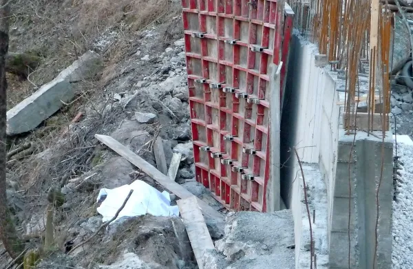 Zaradi padca opažev na 60-letnega delavca, ki je na kraju 
podlegel poškodbam, je novogoriško sodišče na pogojne 
kazni obsodilo trojico delavcev CPG.