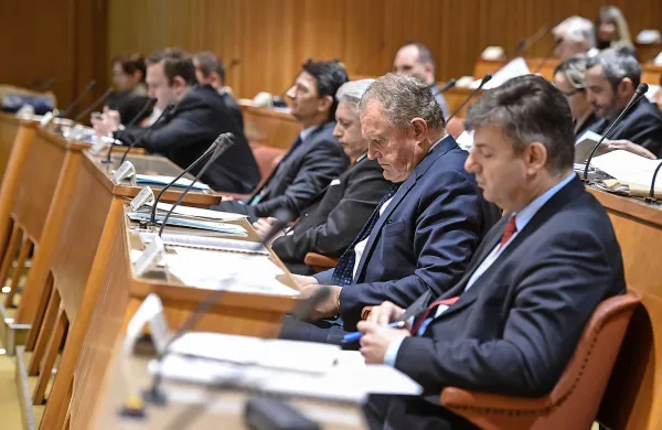O drugem tiru so včeraj govorili na posvetu v državnem 
svetu.