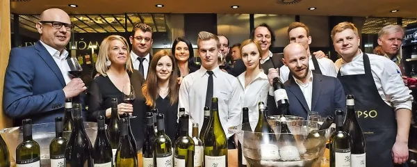 Marjan Simčič iz Ceglega (na fotografiji četrti z desne z ekipo, 
ki pripravila večer).