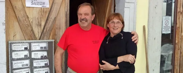 Marjan in Nina Krajnik, oskrbnika Litostrojske koče, pravita, da na planini nikoli ni dolgčas.