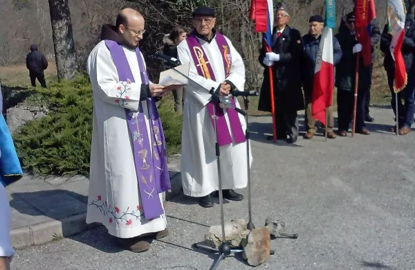 Ob  koncu sta blagoslov spomenika opravila domači župnik 
Dominik Bizjak in pater Bogdan Knavs (na fotografiji z 
desne).