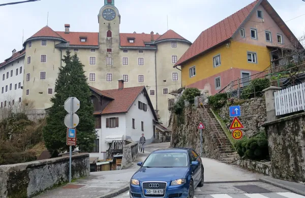 Ker omejitev hitrosti na 20 kilometrov na uro ni uspela 
povečati varnosti na ozki cesti proti gradu, bodo poskusno 
uvedli enosmerni promet.