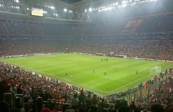 Turška nogometna zveza (TFF) je iz varnostnih razlogov 
odpovedala današnjo tekmo v Istanbulu med mestnima 
tekmecema Galatasarayem in Fenerbahčejem.
