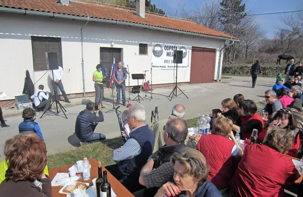 Včeraj se je pohoda po dolini Glinščice v okviru čezmejne 
prireditve  Odprta meja udeležilo približno 200 pohodnikov, ki 
so jim v vasici Beka pripravili družabno-kulturno srečanje.