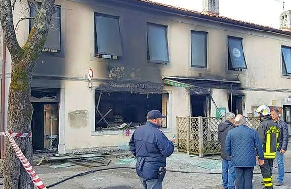 Nabrežince je okrog 4. ure prebudila močna eksplozija v 
enem od barov na vaškem Placu.