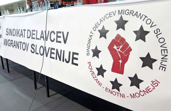 Sindikat delavcev migrantov je v znak, da verjame obljubam 
predsednika vlade Mira Cerarja, odstopil od zbiranja podpisov za referendume. 