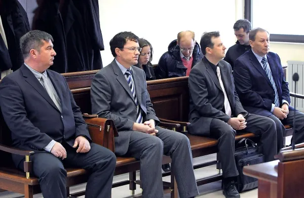 Pred tremi leti se je začelo sojenje nekdanjim članom uprave 
Luke Koper. Za  Roberta Časarja in Borisa Marzija se je 
sojenje še isto leto končalo z oprostilno sodbo, postopek za 
Marjana in Alda  Babiča pa se je z umikom obtožbe končal 
pred dnevi.