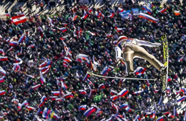 Glavni razlog je bil nedvomno skakalni junak zime Peter 
Prevc, svoje pa je dodalo lepo vreme. 