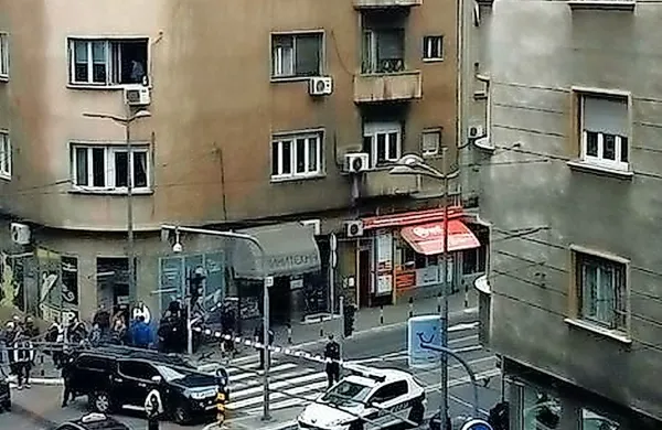 V središču Beograda se je danes v slaščičarni razstrelil 
moški.
