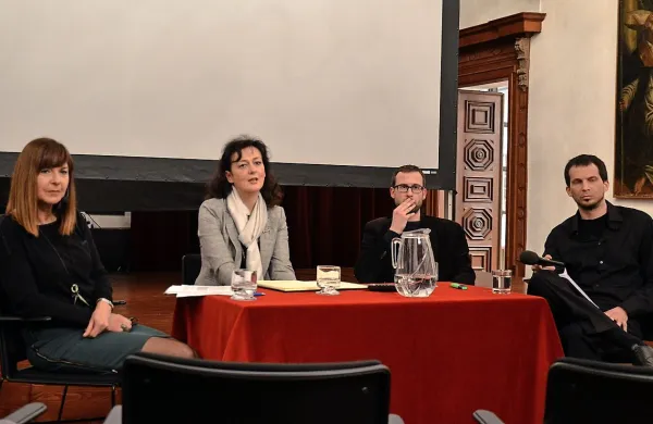 O kulturnem vsakdanu so se minuli petek v Pokrajinskem 
muzeju z Janjo Lešnik (levo) pogovarjali Duška Žitko, Matej 
Bonin in Borut Novakovič.   