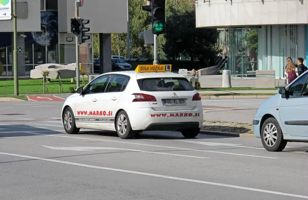 Kandidati bodo vozniške izpite še naprej opravljali v večjih 
centrih, ki premorejo ustrezno infrastrukturo.