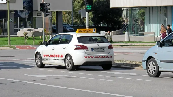 Kandidati bodo vozniške izpite še naprej opravljali v večjih 
centrih, ki premorejo ustrezno infrastrukturo.