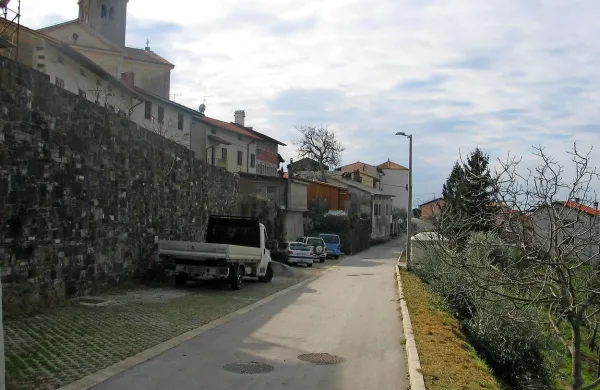 Občina želi parkirane avte “pregnati” na zunanjo stran 
obzidja, k cesti ob severnem kraku. 