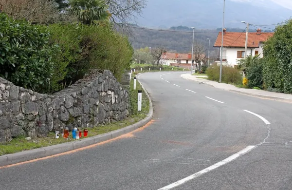 Na tragično nesrečo so včeraj spominjale prižgane sveče v 
usodnem ovinku. 