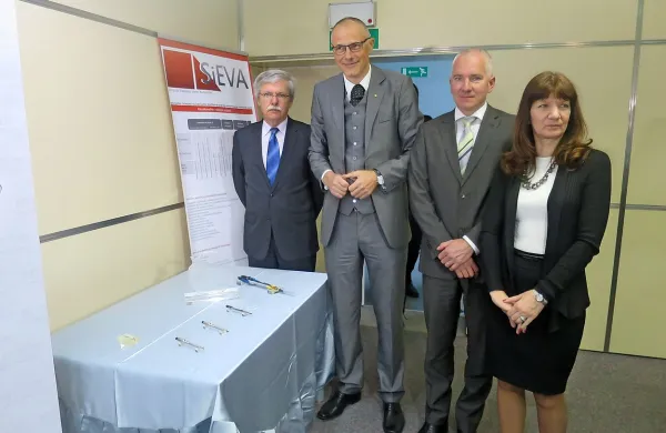 Miloš Šturm, dr. Iztok Seljak, mag. Rudi Kragelj in Tanja Mohorič (z leve) ob nagrajenem 
sistemu Optymus.