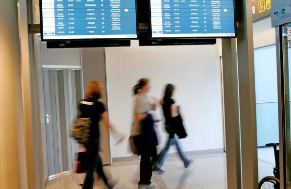 Na ljubljanskem letališču za zdaj ni poostrenih varnostnih 
ukrepov po napadih v Bruslju.
