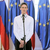 Prevc in smučarska dru&scaron;čina pozdravili navijače v Ljubljani