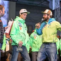Po koncu planiškega praznika se je sezona smučarskih 
športov končala, slovenski junaki belega športa pa so danes 
svoje privržence pozdravili še na sprejemu Smučarske zveze 
Slovenije na Kongresnem trgu v Ljubljani.