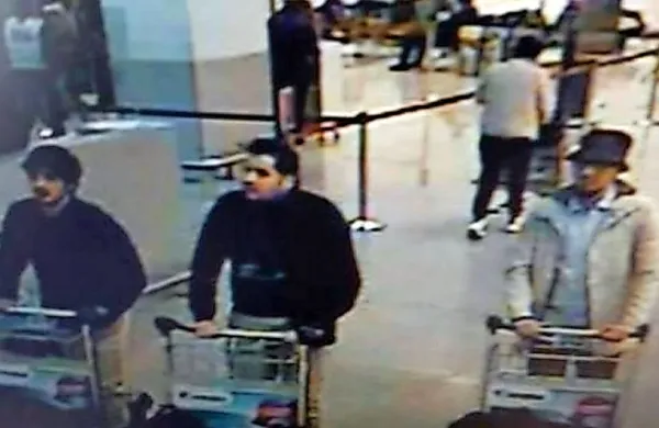 Belgijske oblasti so objavile fotografijo, ki so jo posnele 
nadzorne kamere, na katerih je videti tri osumljence za 
današnji napad na bruseljskem letališču.