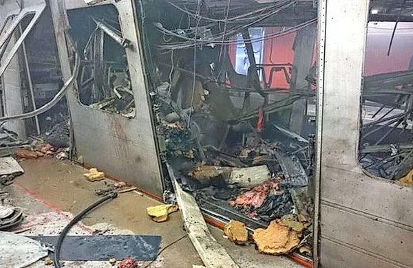 Belgijske oblasti se bojijo, da so krivci za današnje krvave 
napade v Bruslju še vedno na begu.
